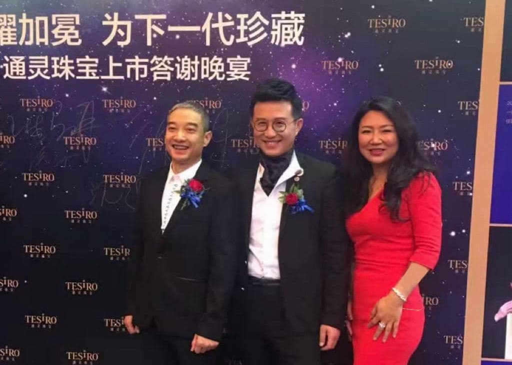 与莱绅通灵联合创始人马峻（左）​及创始人、CEO 沈东军（中），​沪市珠宝 IPO 第一股