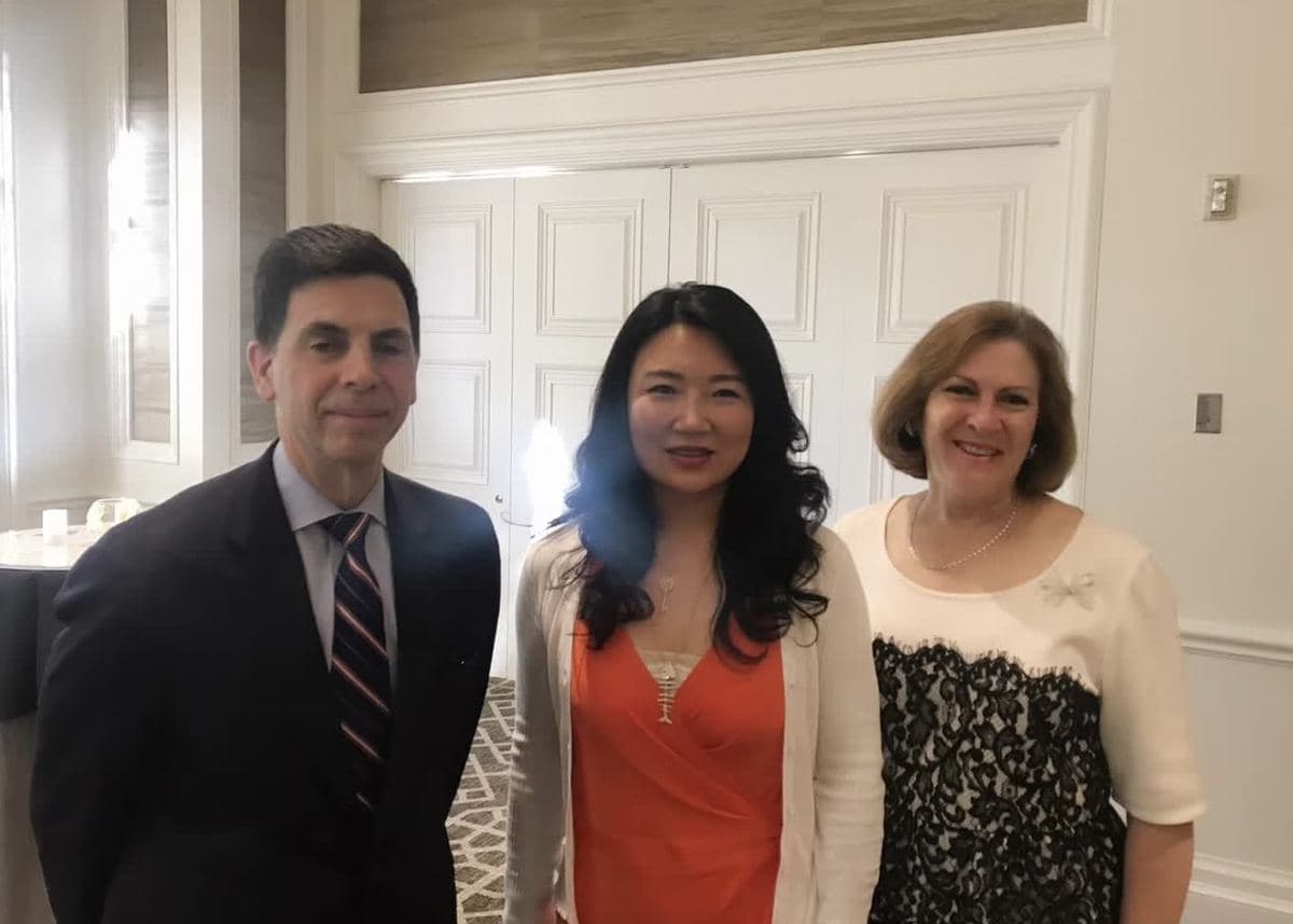 与 GIA 总裁兼 CEO Susan Jacques(右)及执行副总裁 Tom Moses(左)
