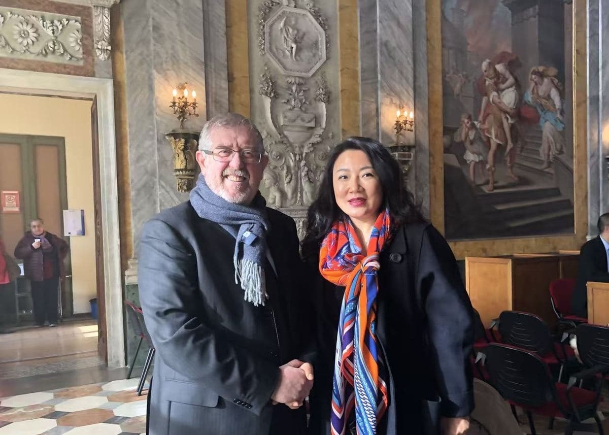 与意大利瓦伦扎市市长 Gianluca Barbero 一同参观宝格丽(Bulgari)珠宝工厂