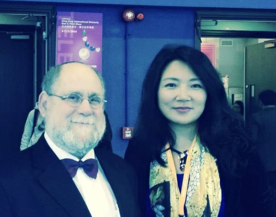与 Martin Rapaport,其创立的 Rapaport 钻石报价单是全球钻石交易的定价基准